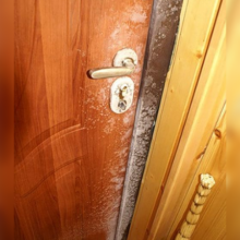 Причины и способы борьбы с конденсатом на входной двери