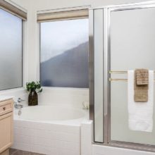 Как выбрать и установить влагостойкие двери в ванную и туалет