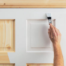 Как обновить старую деревянную дверь своими руками в домашних условиях ?