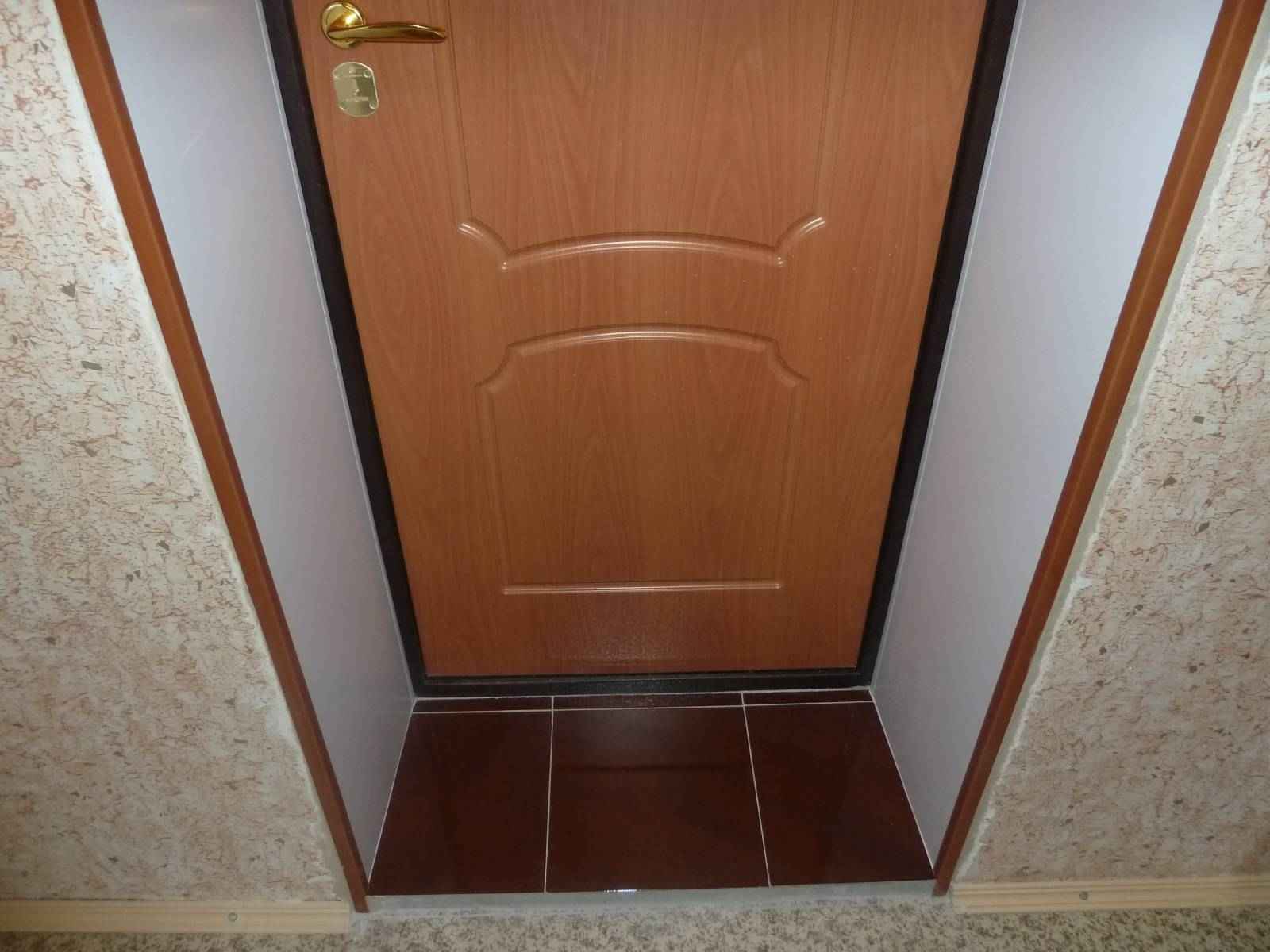 Фото входной двери с откосами внутри квартиры