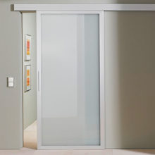 Стеклянные откатные двери — функциональная деталь современного интерьера