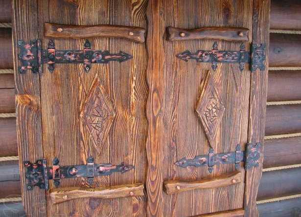 Деревянные состаренные двери под старину