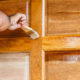 Покраска деревянных дверей. Рекомендации к выбору лакокрасочных материалов